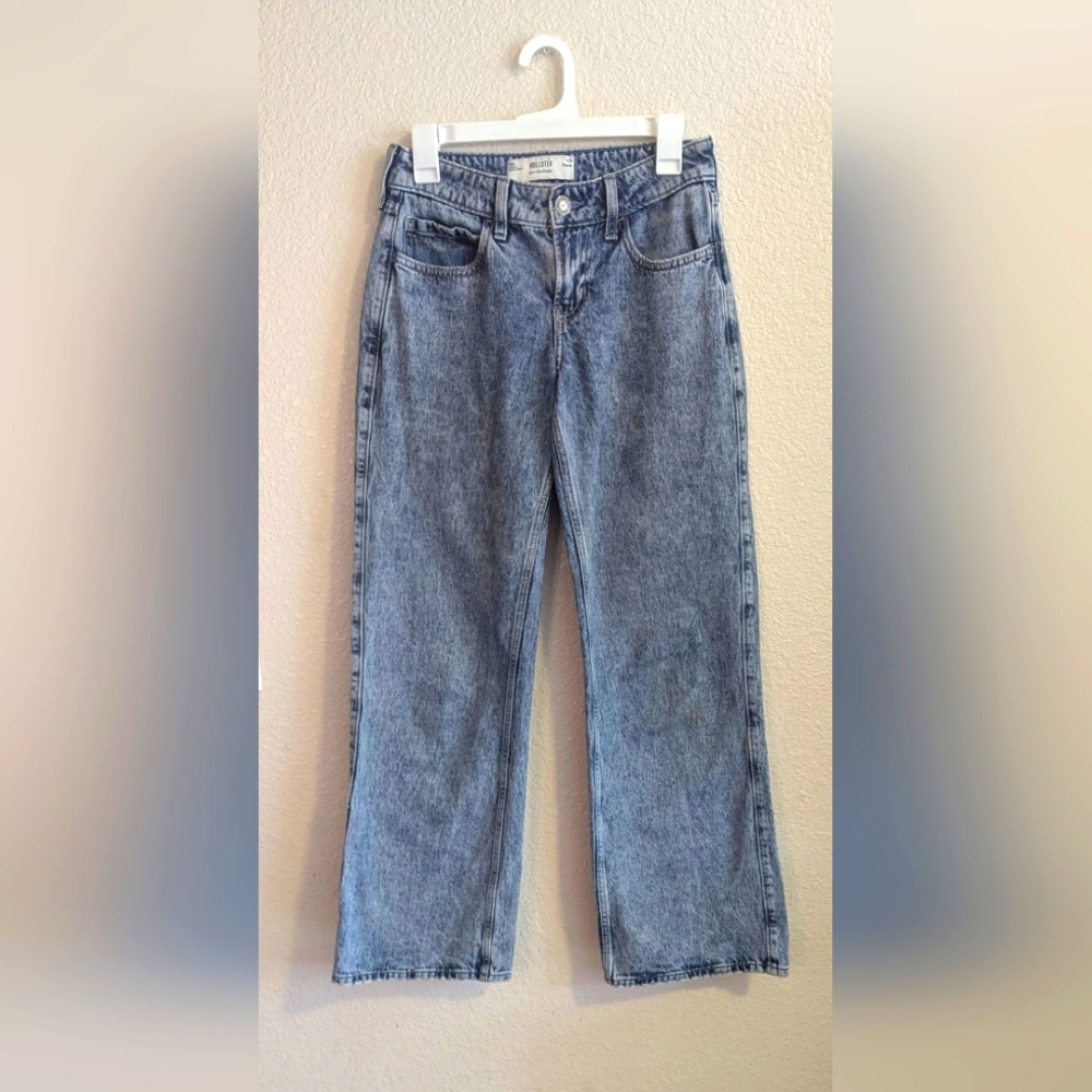 Women's Hollister low-rise Baggy jeans, light wash